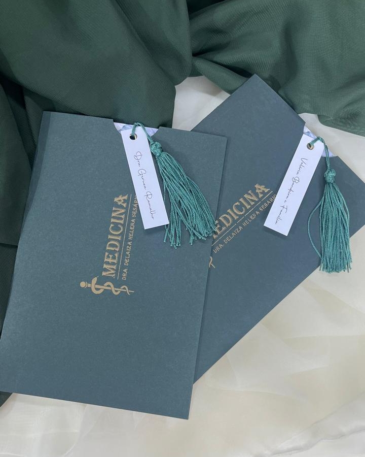 Convite texturizado com ilhós e tassel, envelope luva com hostamping - Image 2